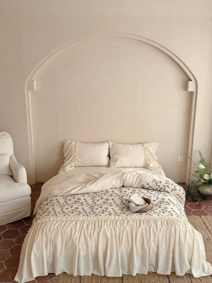 Willow Vine Embroidered Comforter original reference image 1