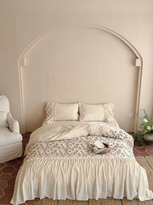 Willow Vine Embroidered Comforter original reference image 1