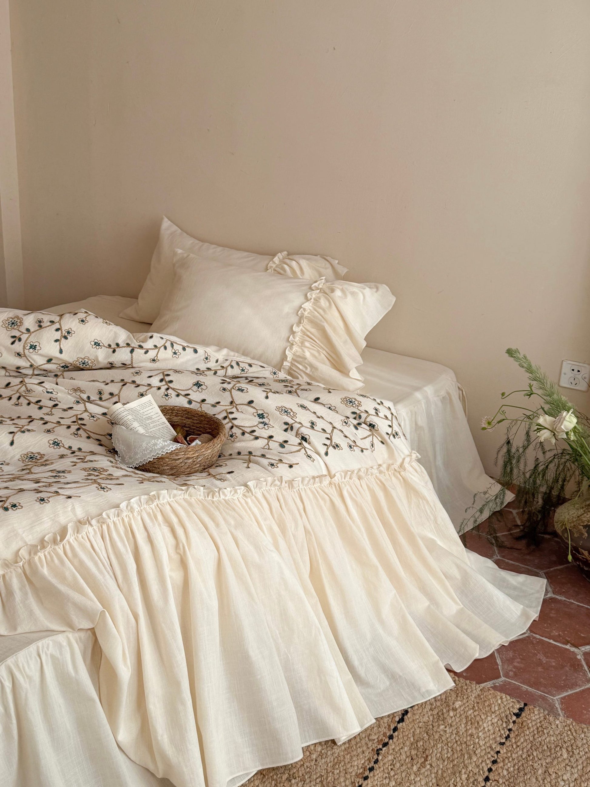 Willow Vine Embroidered Comforter original reference image 3