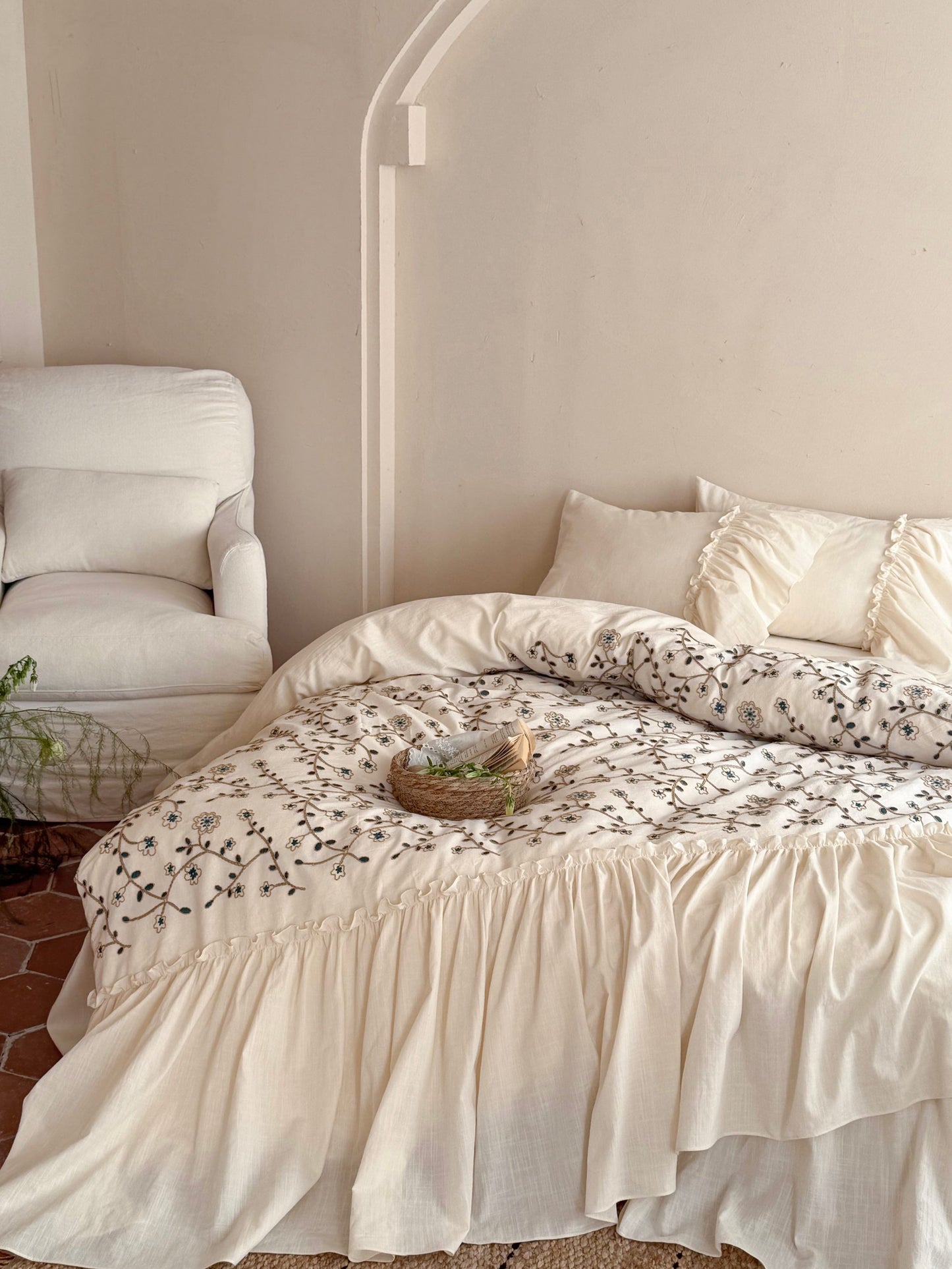 Willow Vine Embroidered Comforter original reference image 4