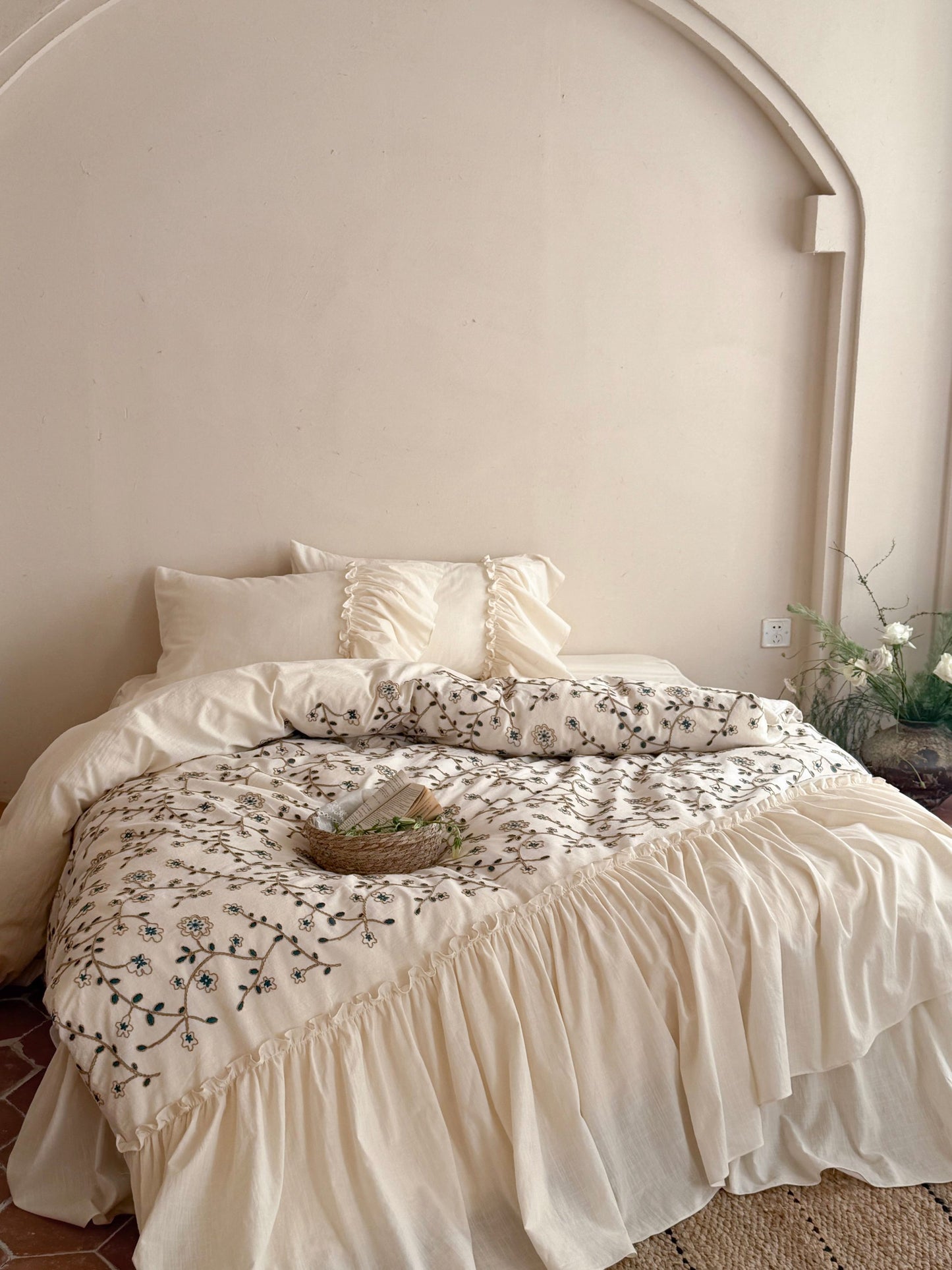 Willow Vine Embroidered Comforter original reference image 5